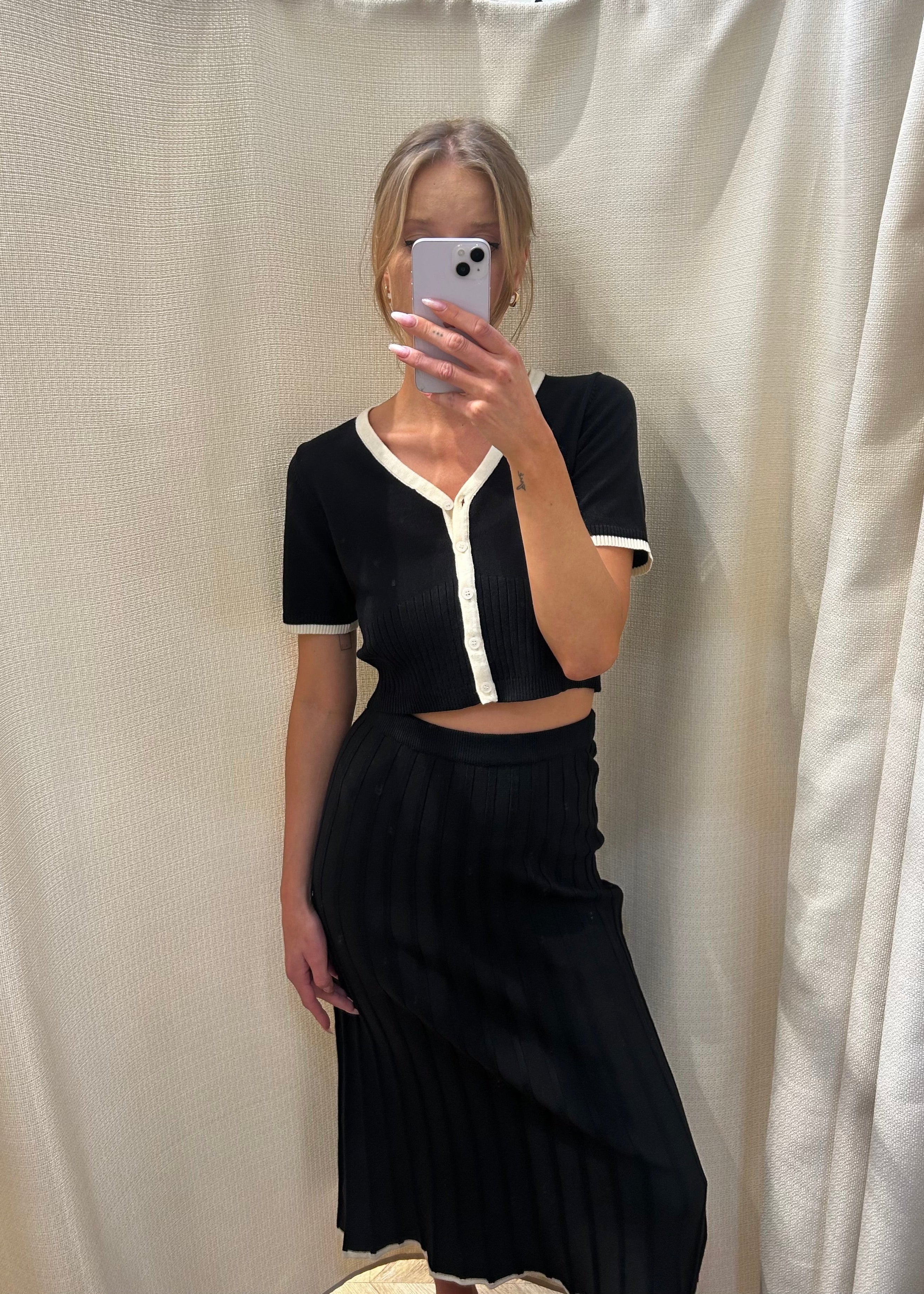 Conjunto de Top de Punto Corto y Falda Midi