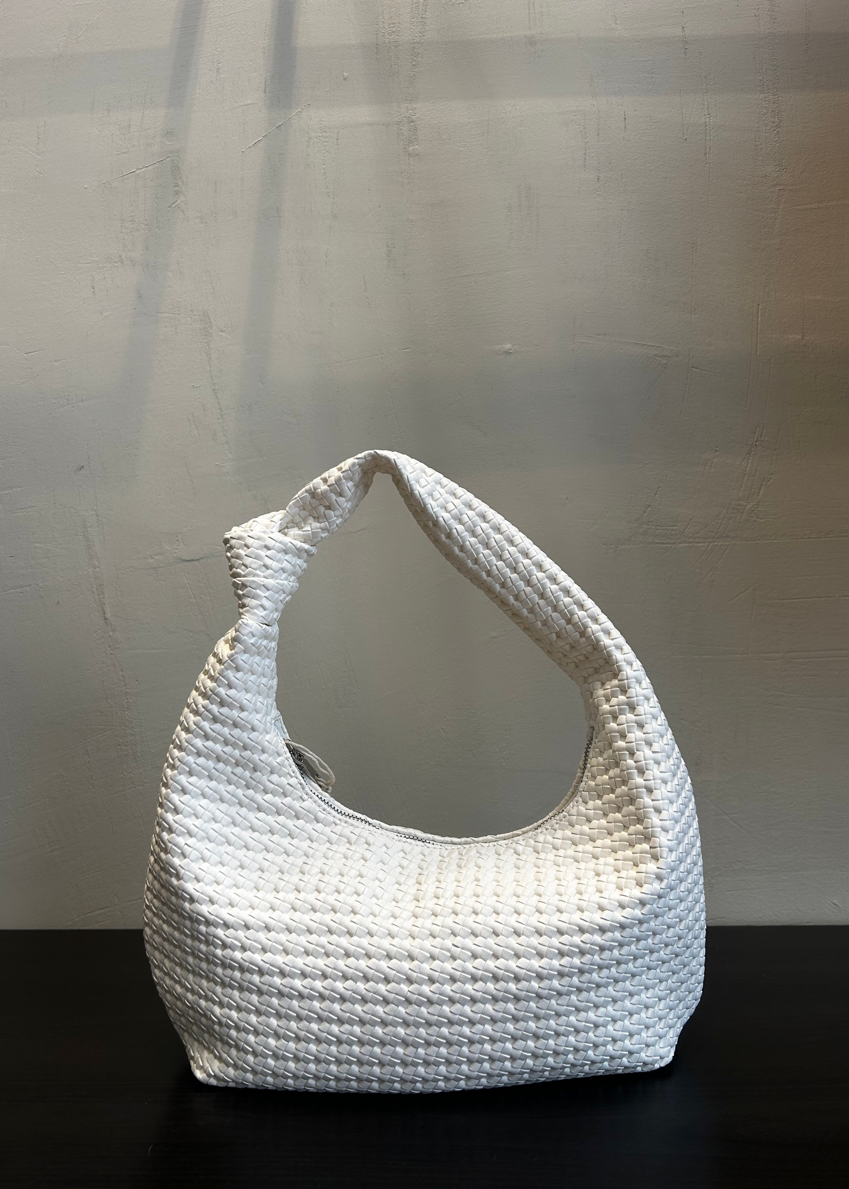 Bolso de Hombro Tejido con Textura y Detalle de Asa con Nudo