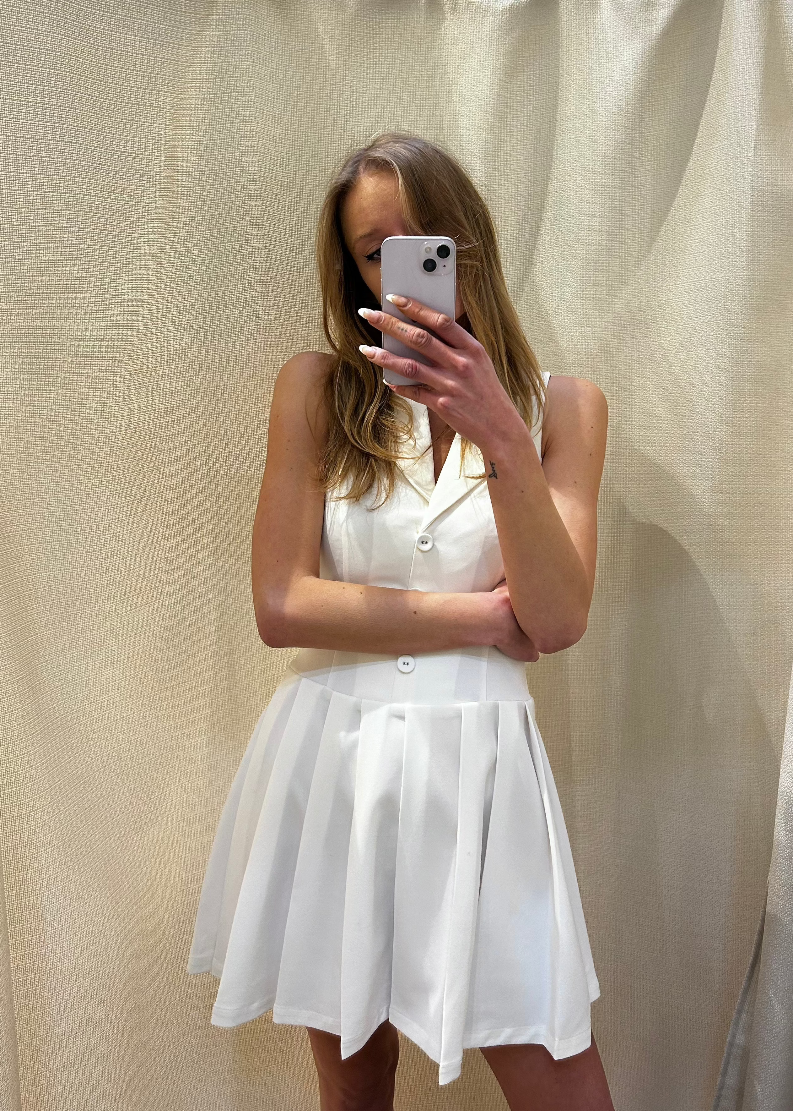 Vestido Blanco con Botones y Falda Plisada