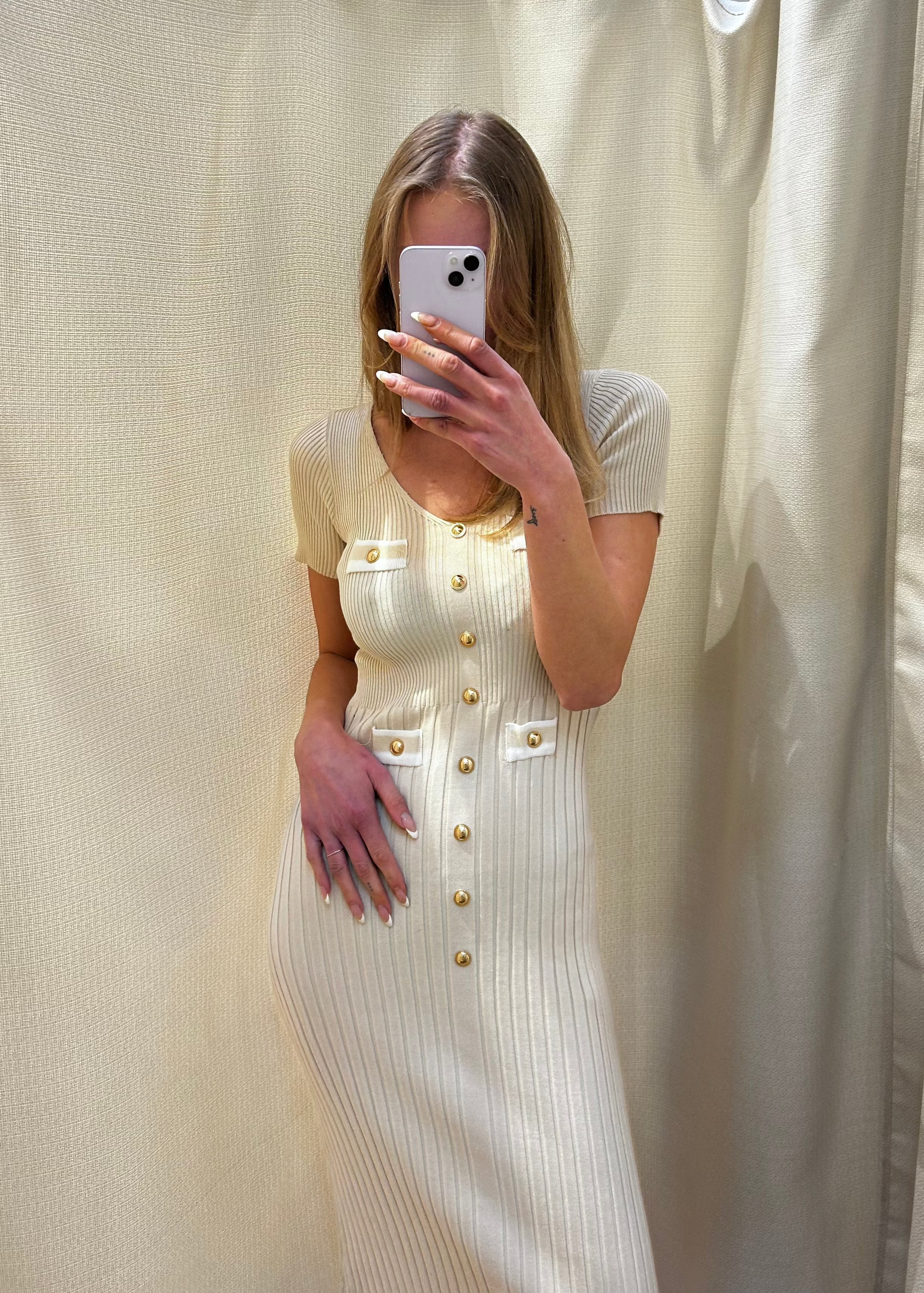 Vestido con Botones Dorados y Detalles de Bolsillo