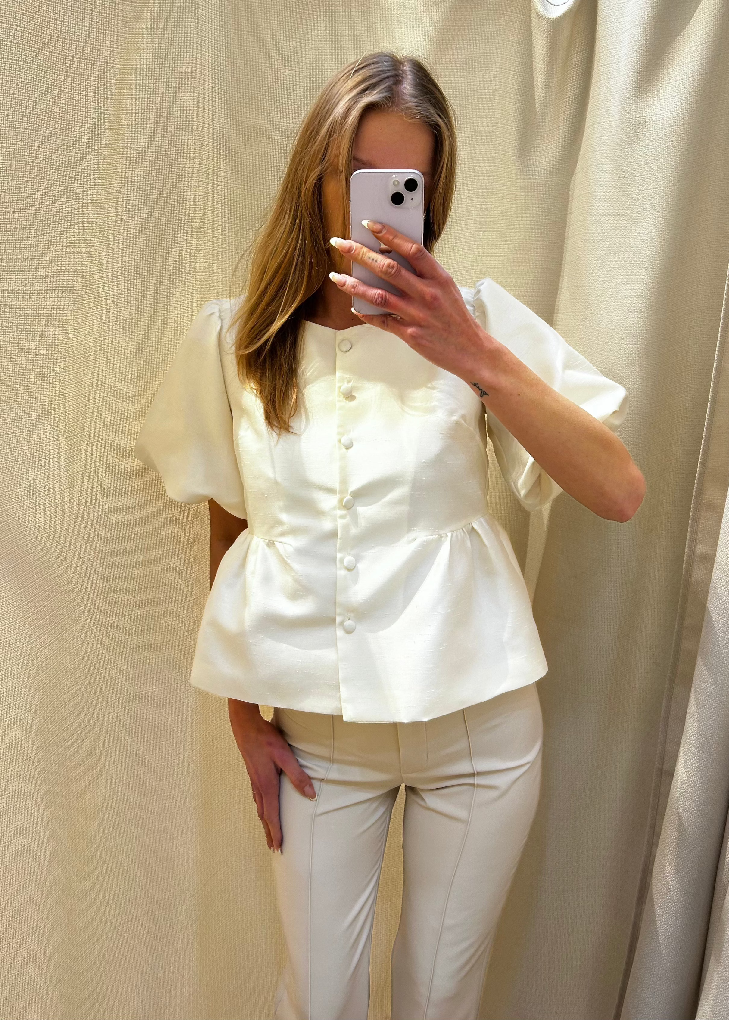 Blusa Peplum con Mangas
Abullonadas
