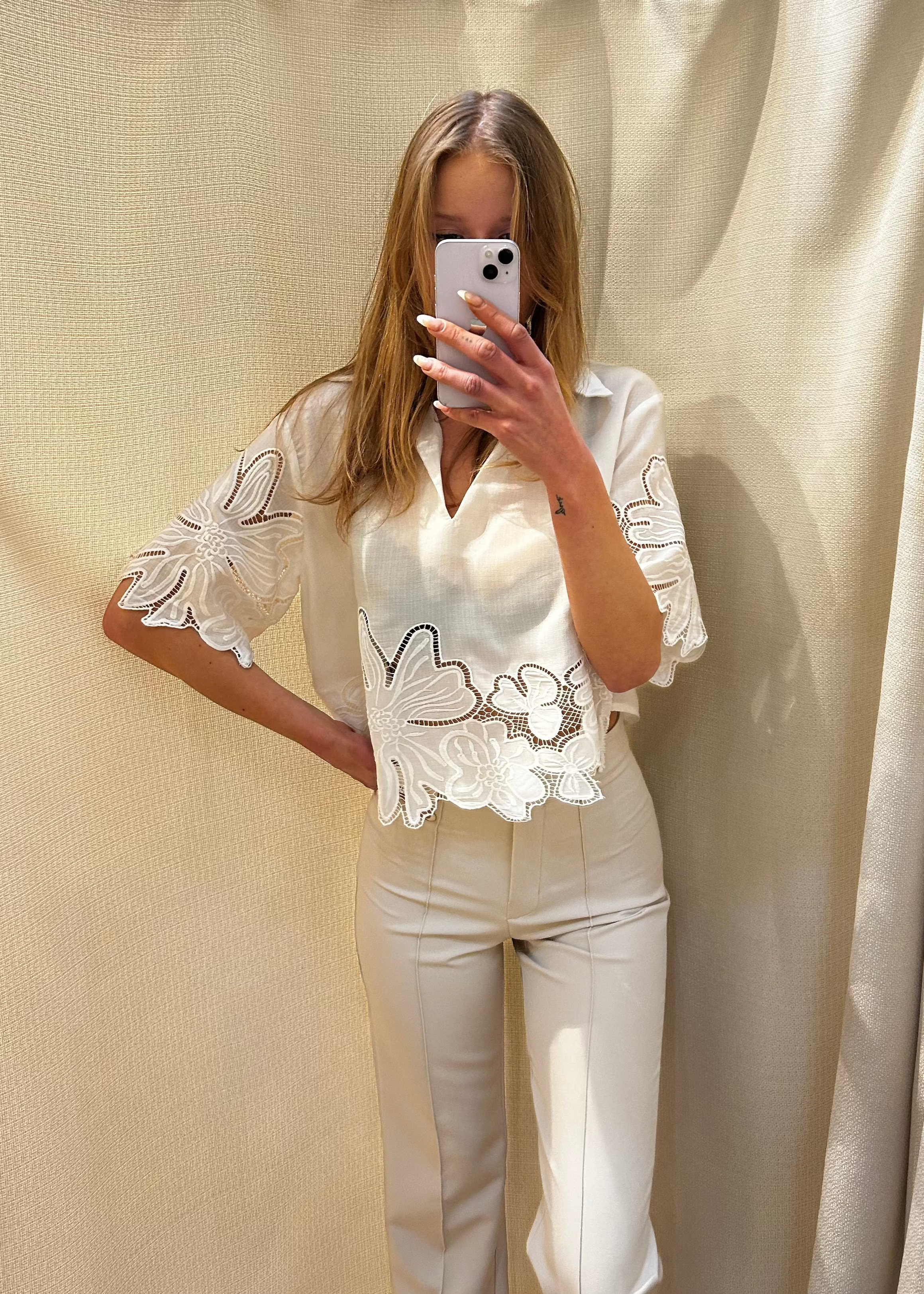 Blusa con Aplicaciones Florales y Mangas
Acampanadas