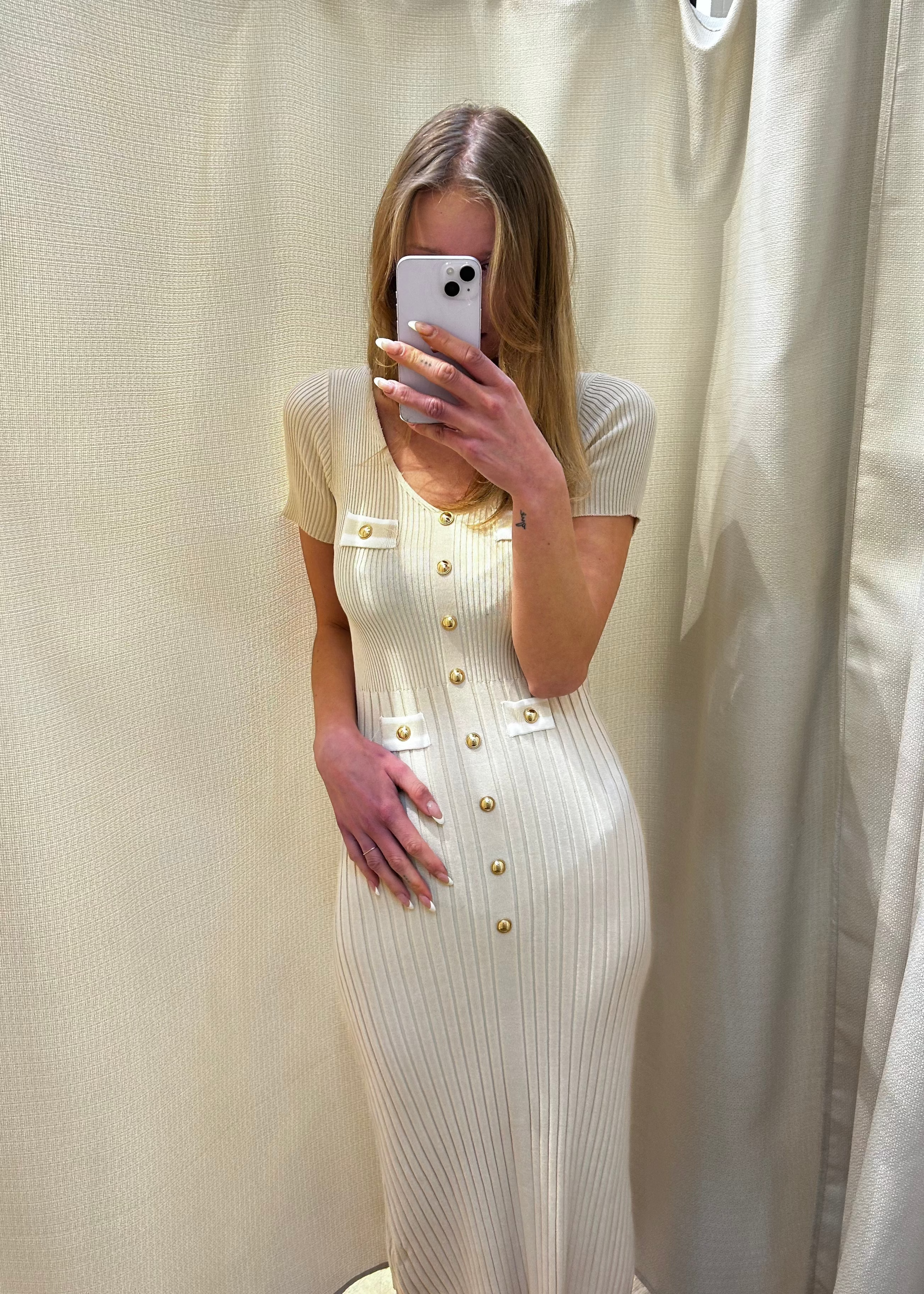 Vestido con Botones Dorados y Detalles de Bolsillo