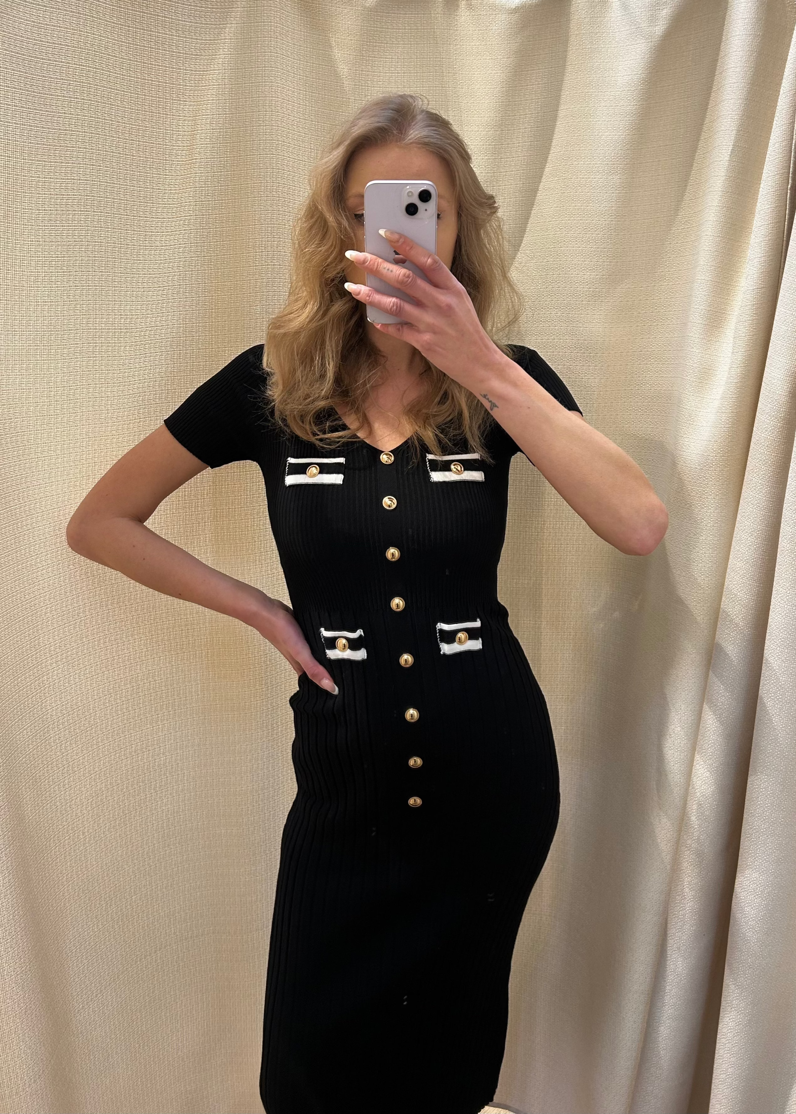 Vestido con Botones Dorados y Detalles de Bolsillo