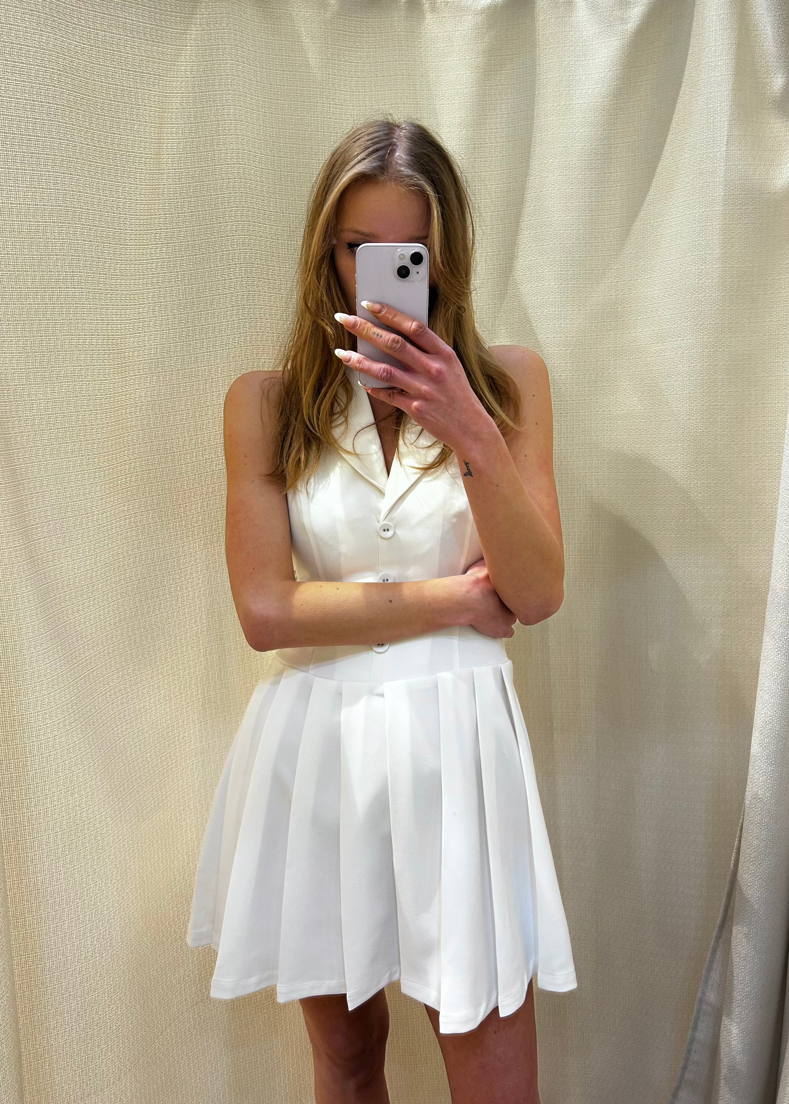 Vestido Blanco con Botones y Falda Plisada