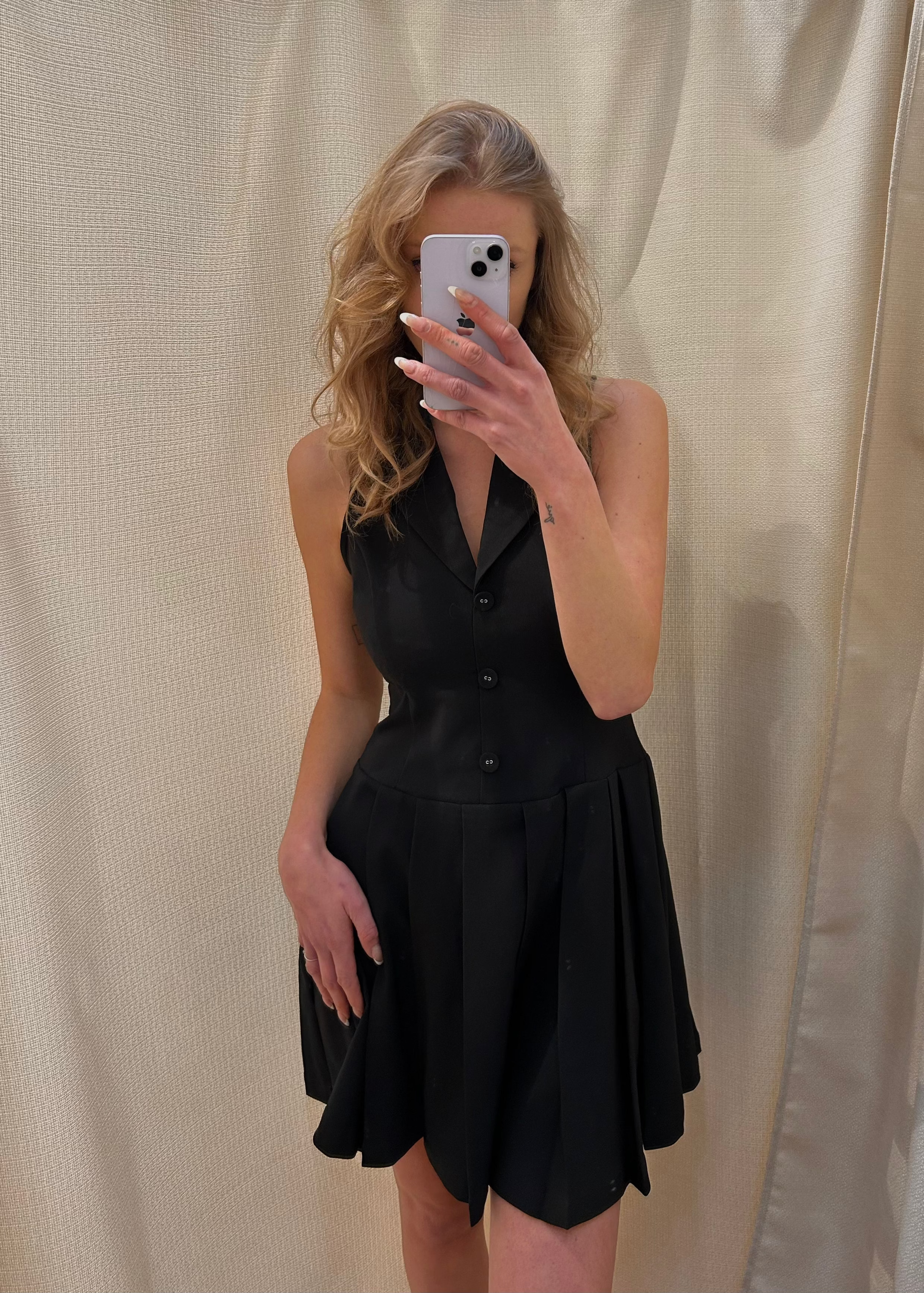 Vestido Negro con Botones y Falda Plisada