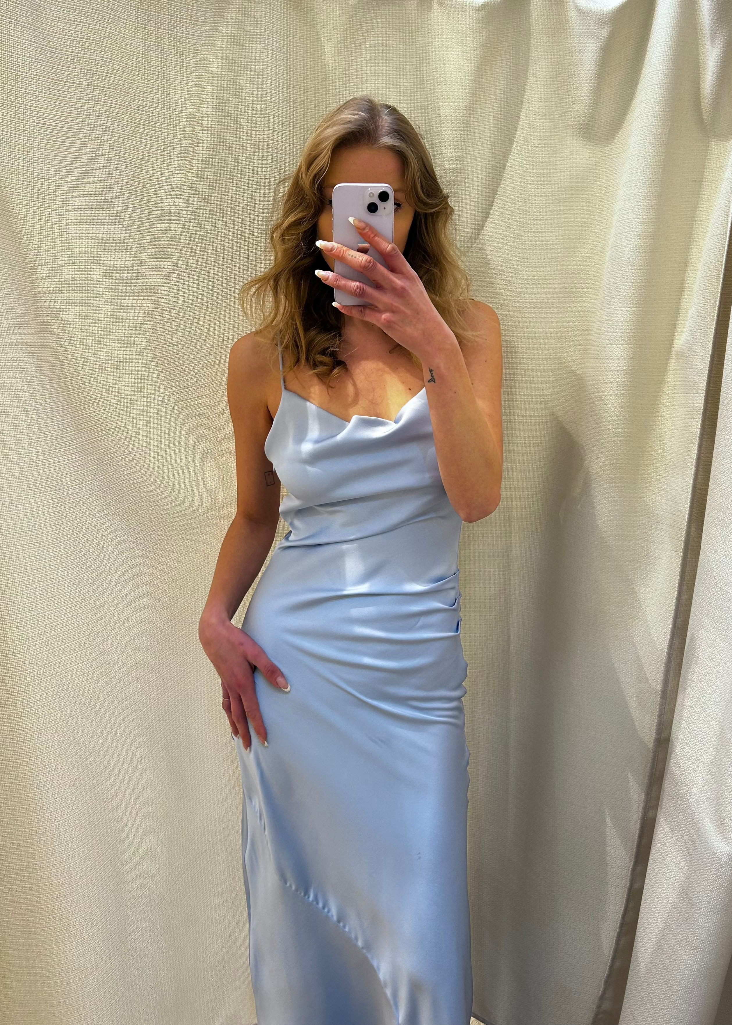 Elegante Vestido Lencero de Satén