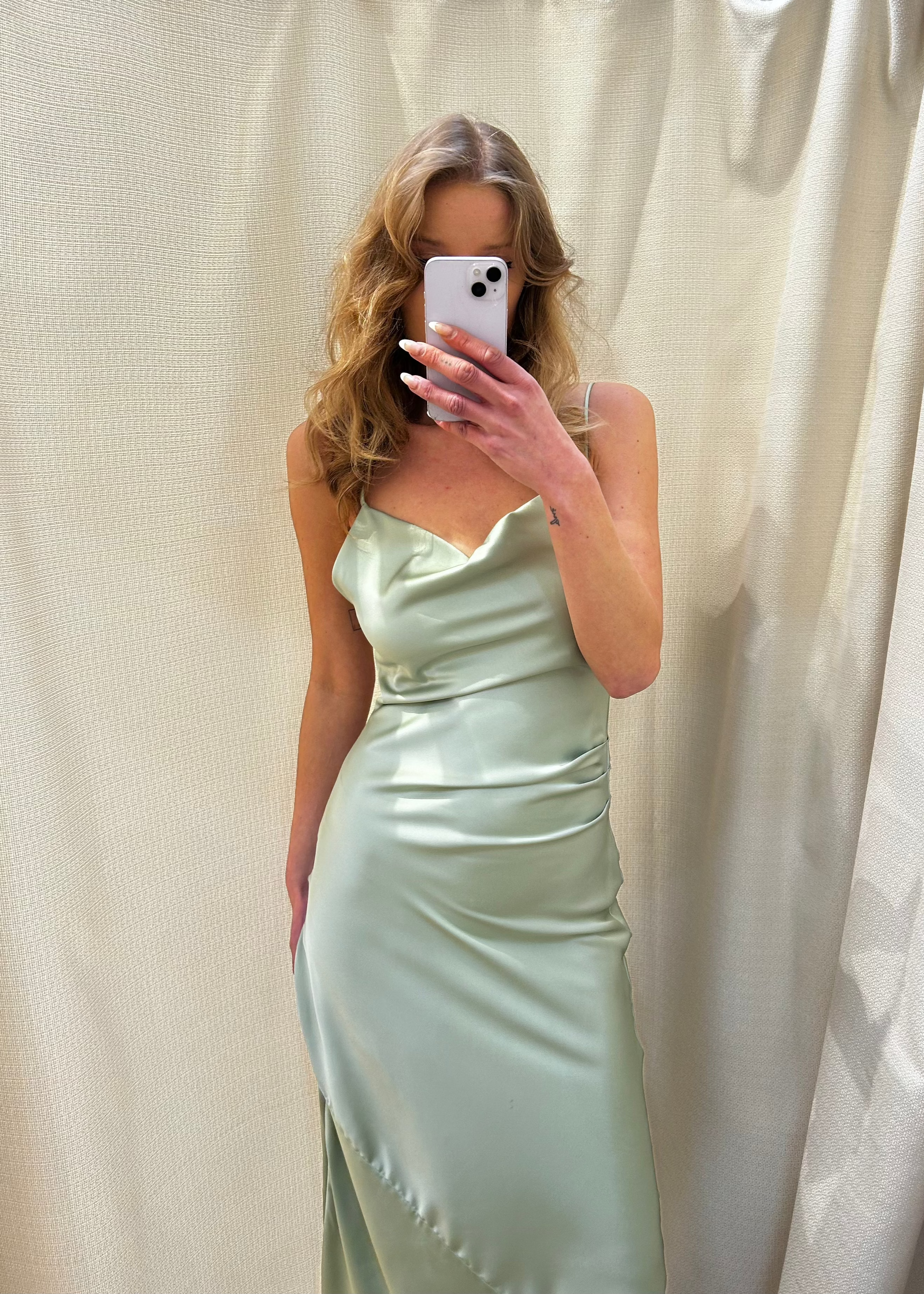 Elegante Vestido Lencero de Satén