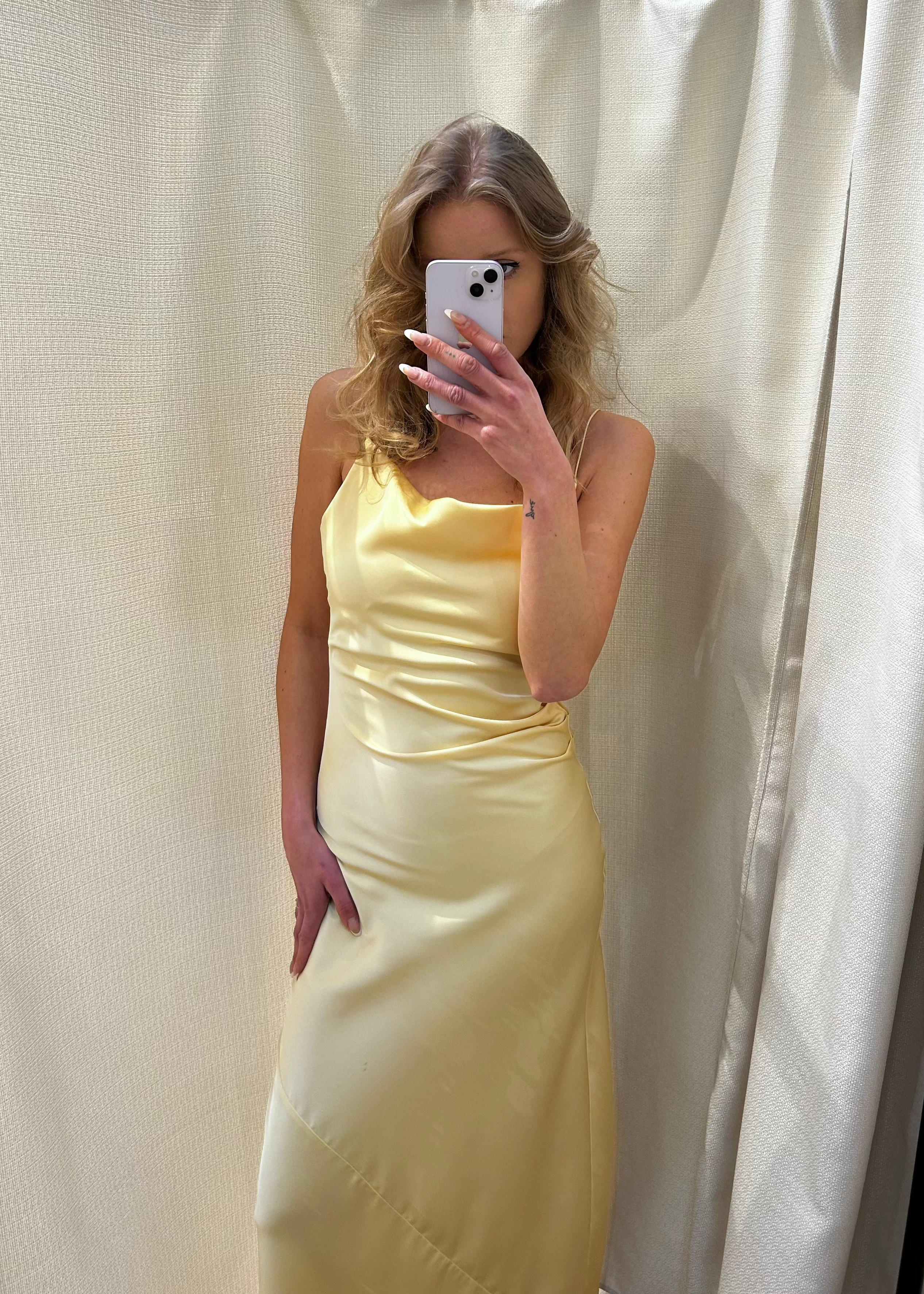 Elegante Vestido Lencero de Satén