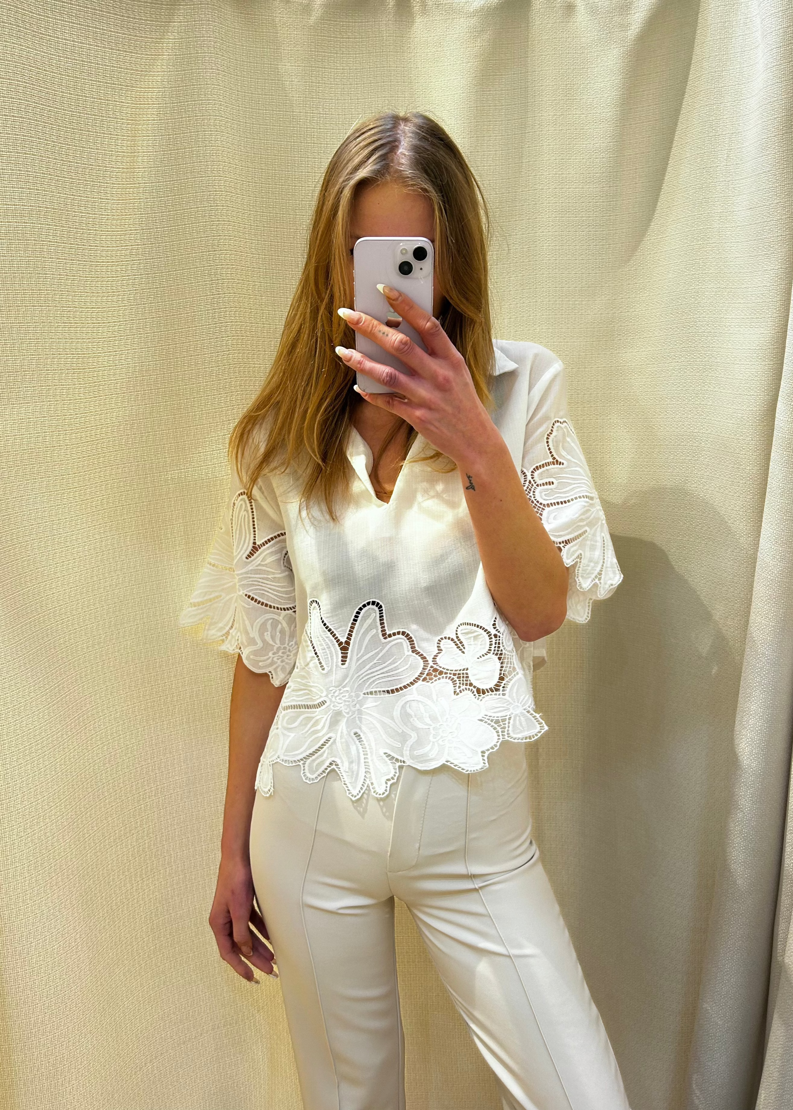 Blusa con Aplicaciones Florales y Mangas
Acampanadas