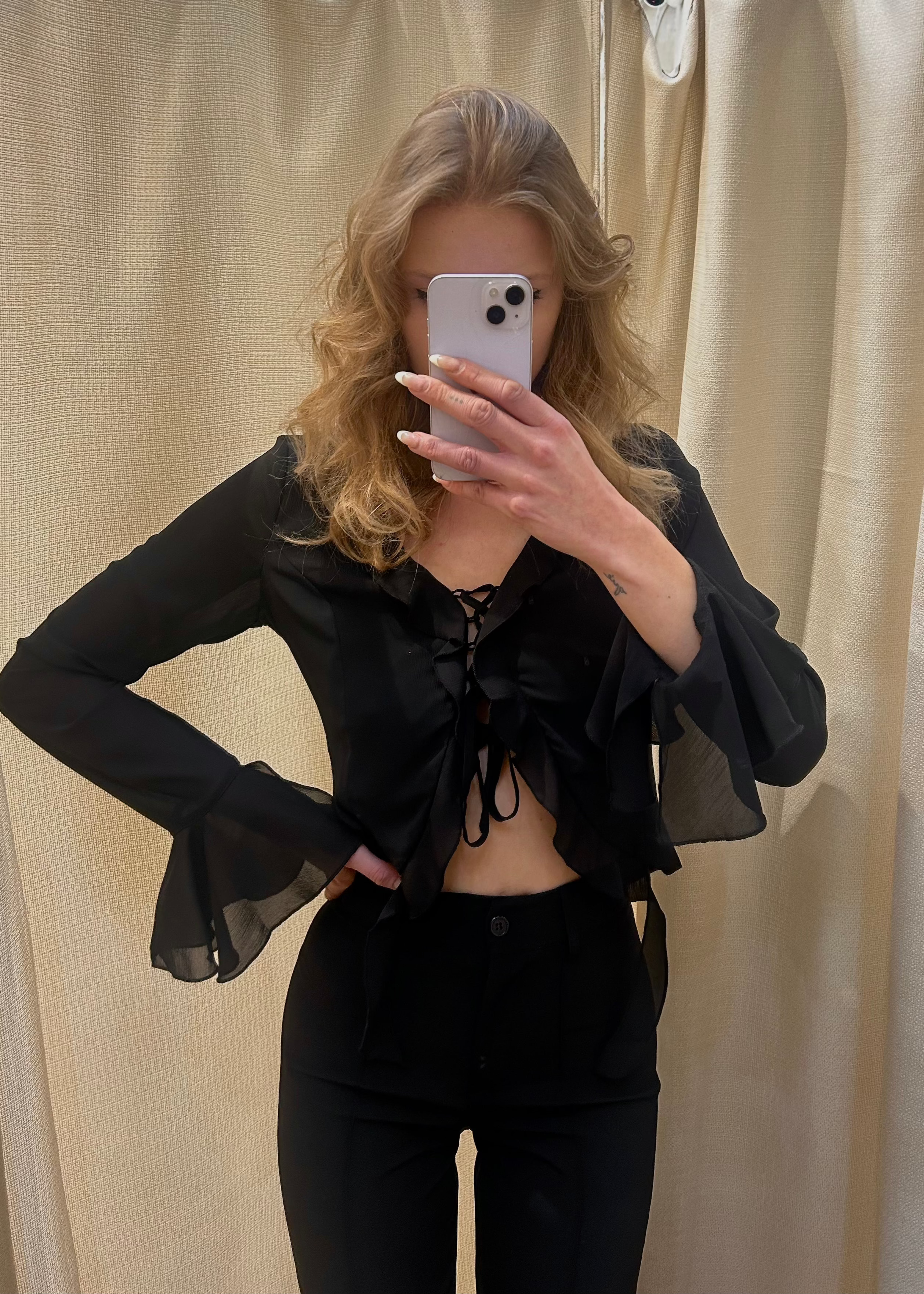 Blusa Transparente con Detalles Fluidos y Lazo Frontal