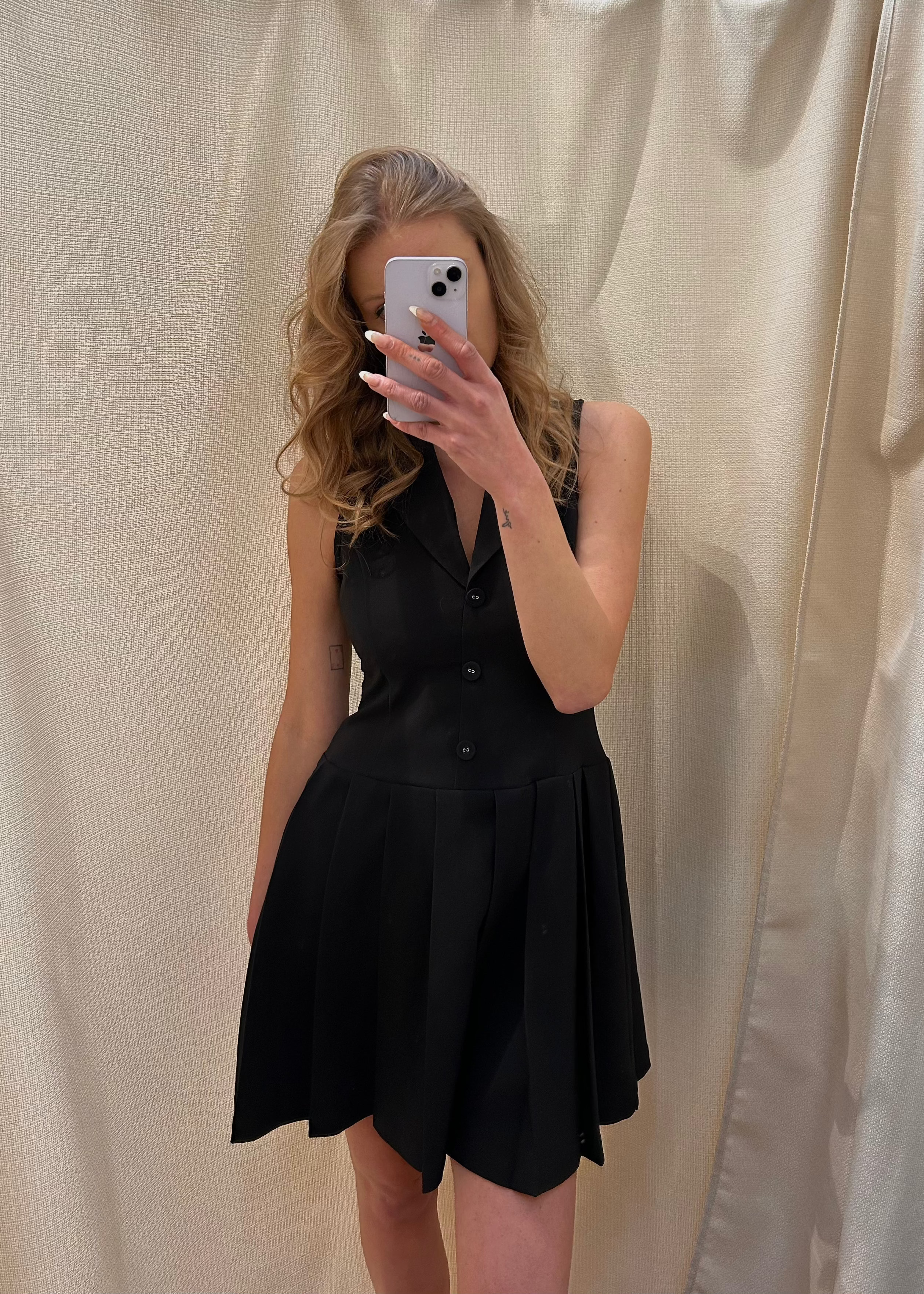 Vestido Negro con Botones y Falda Plisada