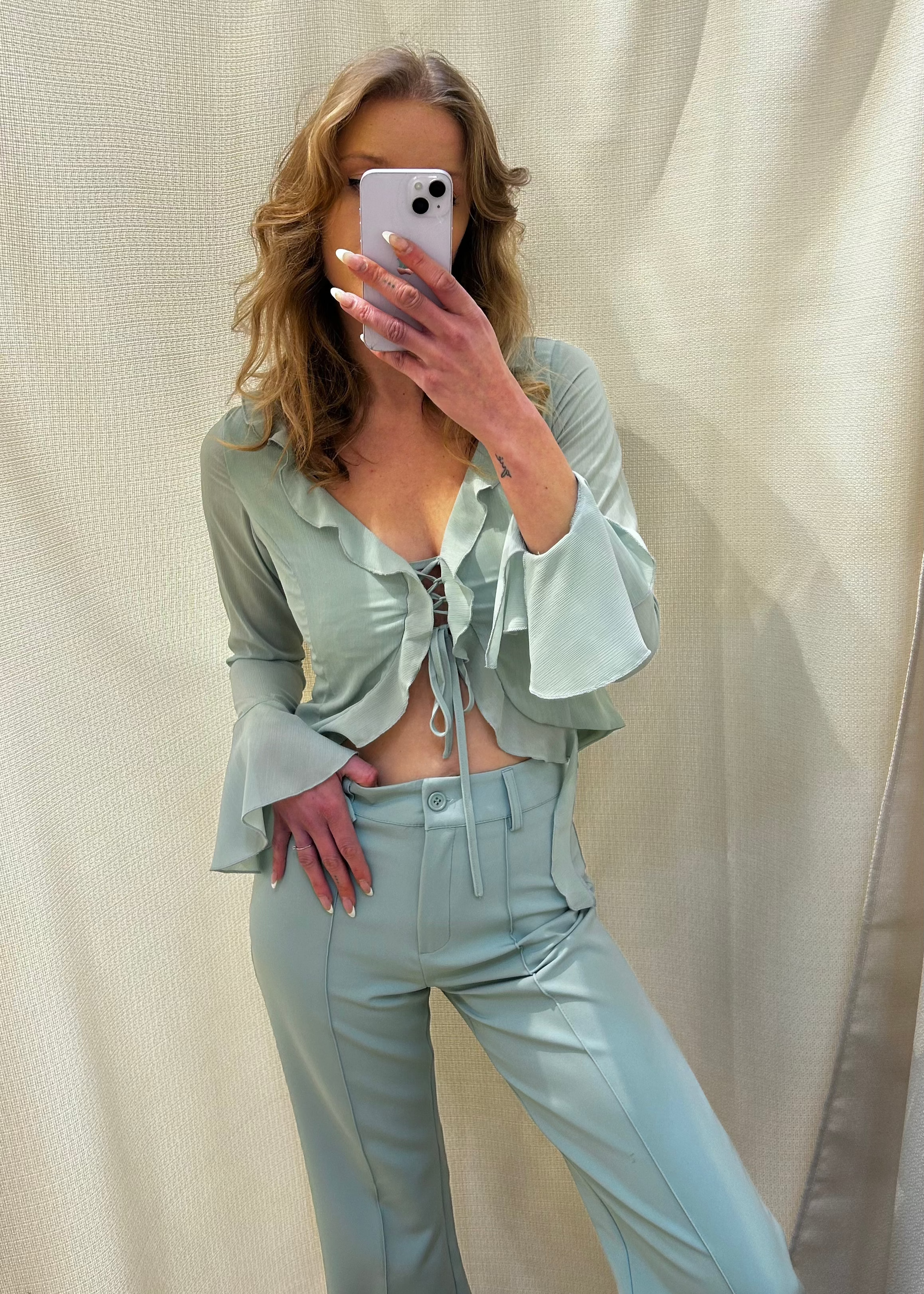 Blusa Transparente con Detalles Fluidos y Lazo Frontal