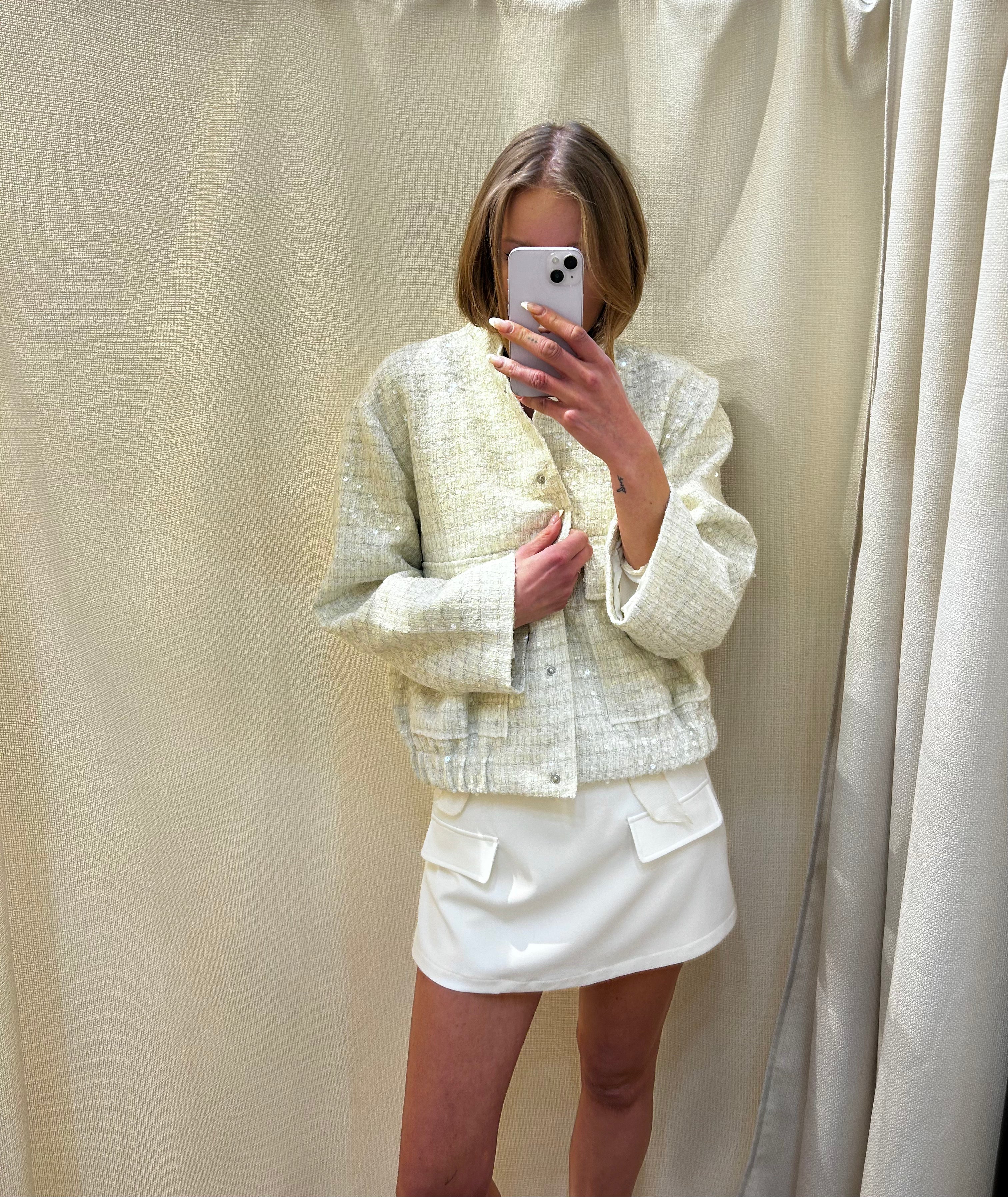 Chaqueta Blanca con Adornos de Lentejuelas