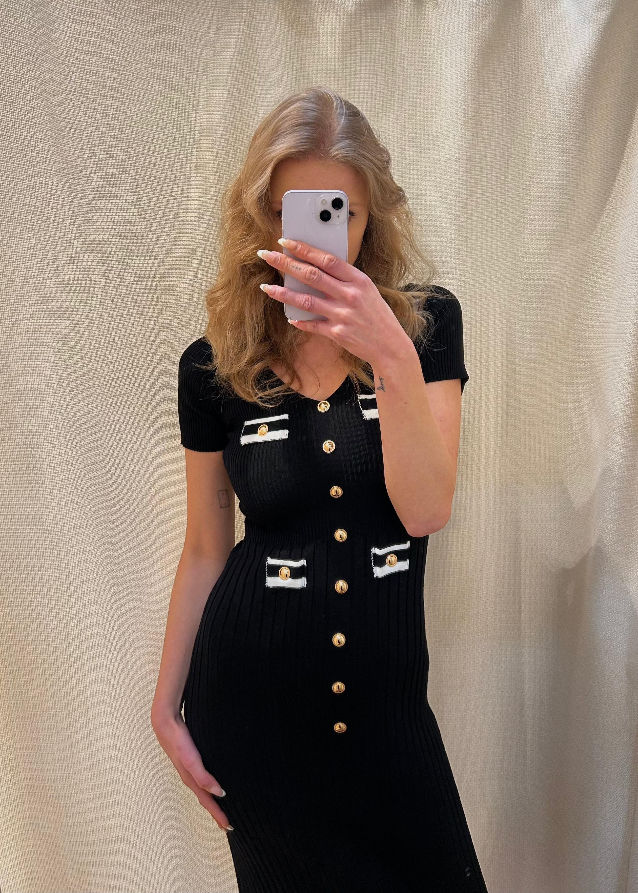 Vestido con Botones Dorados y Detalles de Bolsillo