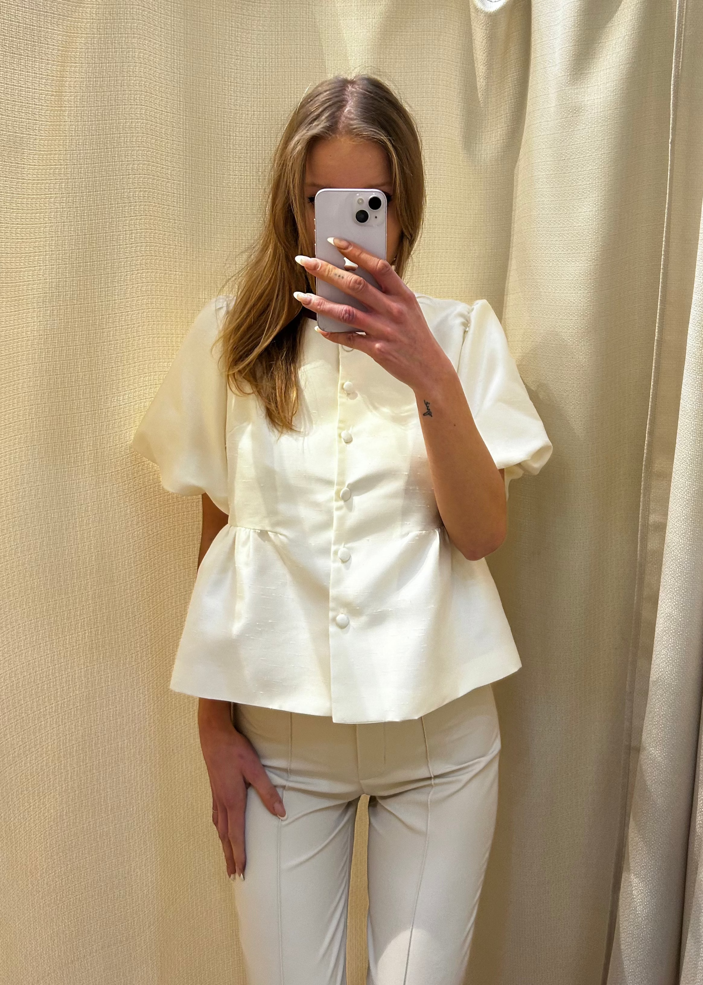 Blusa Peplum con Mangas
Abullonadas